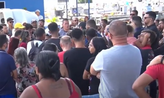 Barbeiro morto em acidente de carro é sepultado sob forte comoção