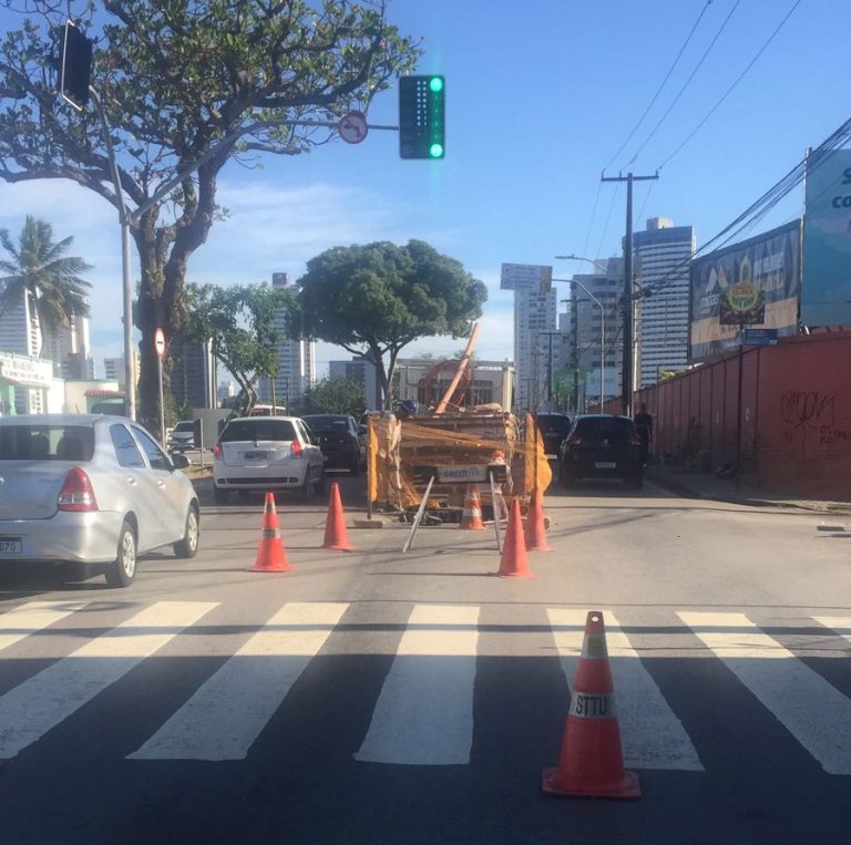 Caern segue com obra e avenida Hermes da Fonseca tem faixa interditada