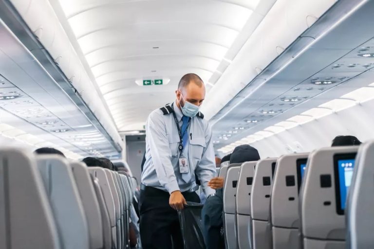 Anvisa deve liberar amanhã passageiros do uso de máscaras nos aviões