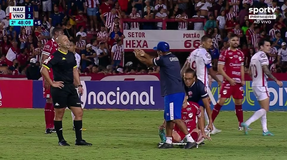 Maqueiro se revolta, discute com juiz em campo e derruba jogador do Vila Nova em jogo pela Série B