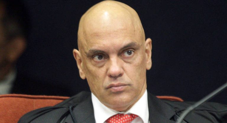 Alexandre de Moraes cria Núcleo de Inteligência no TSE e quer restringir armas no dia das eleições
