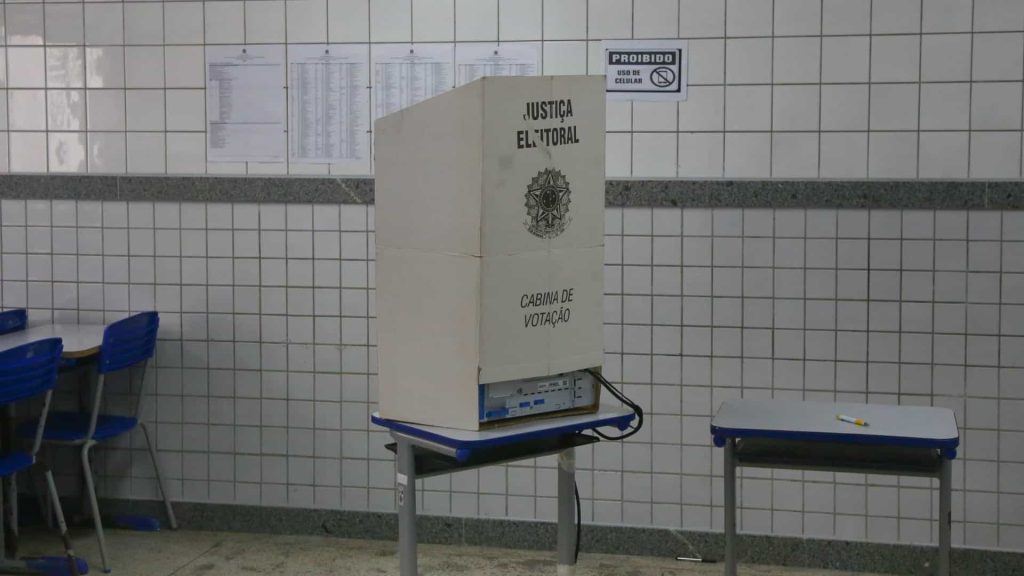 Entenda proibição do uso do celular em cabines de votação