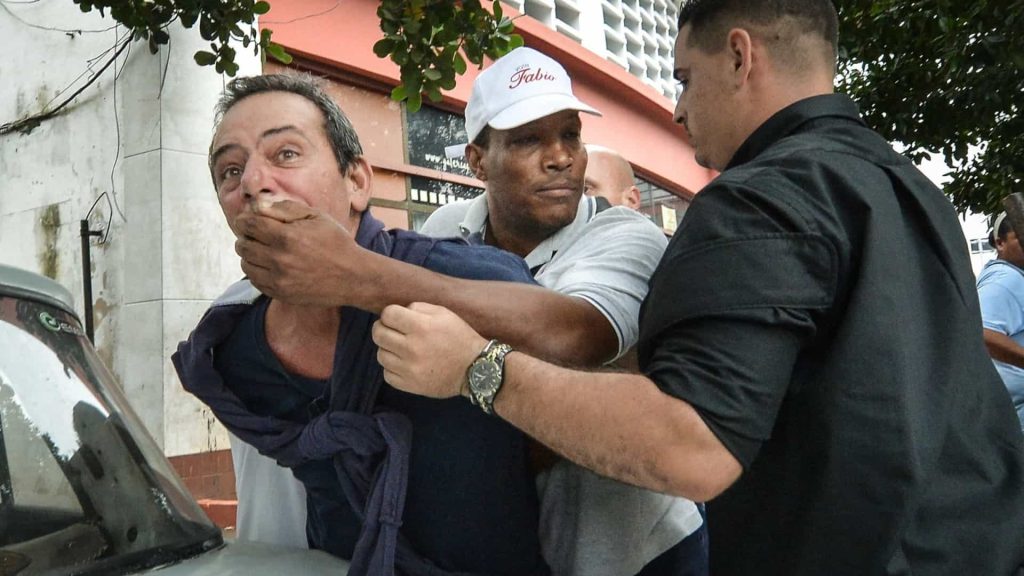 Jornalista é condenado por cobrir manifestação e distribuir panfletos contra o governo cubano