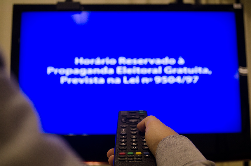 Mais curto, horário eleitoral na TV ainda repercute em outras mídias, dizem especialistas