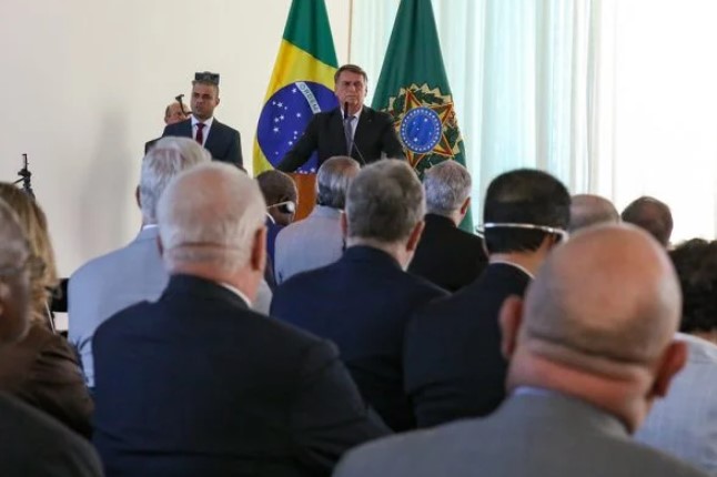 TSE ordena exclusão de vídeo da reunião de Bolsonaro com embaixadores