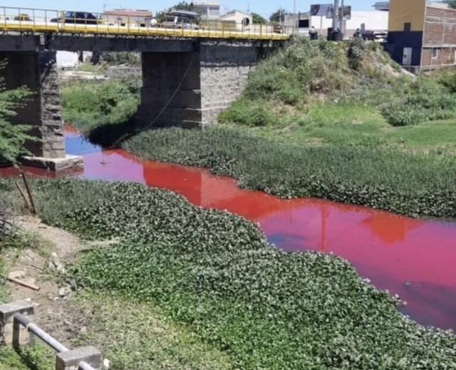 Rio em Caicó aparece com água vermelha