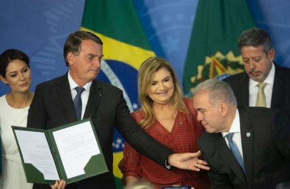 Bolsonaro sanciona projeto que fixa piso salarial para enfermeiros, técnicos, auxiliares e parteiras