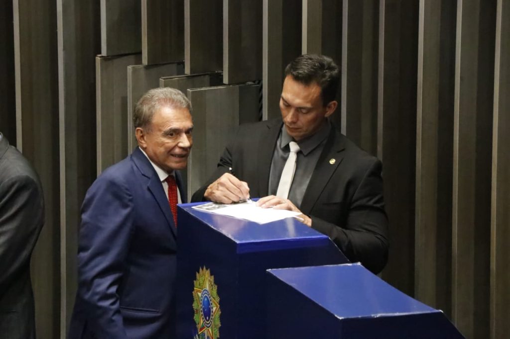 Senador do PODEMOS anuncia que não vai disputar Governo