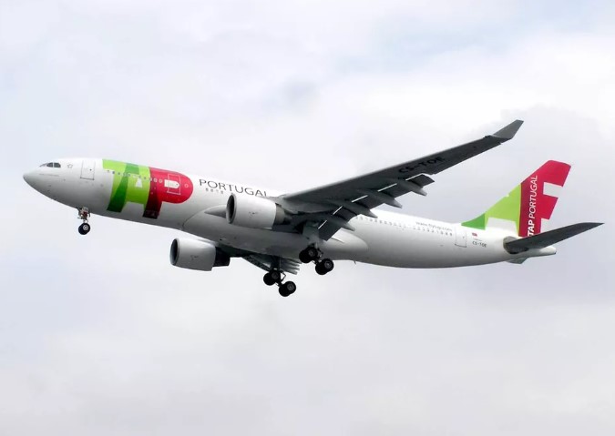 Avião faz pouso de emergência em Fortaleza após mulher entrar em trabalho de parto; Aeronave saiu de Portugal com destino a São Paulo