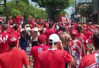 Torcedores do América invadem as ruas em caminhada rumo à Arena das Dunas