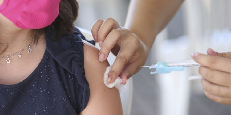 Sesap esclarece falta de vacina Covid-19 para crianças de 3 e 4 anos