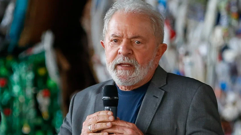 Lula sugere usar Auxílio Brasil para comprar livro sobre ele