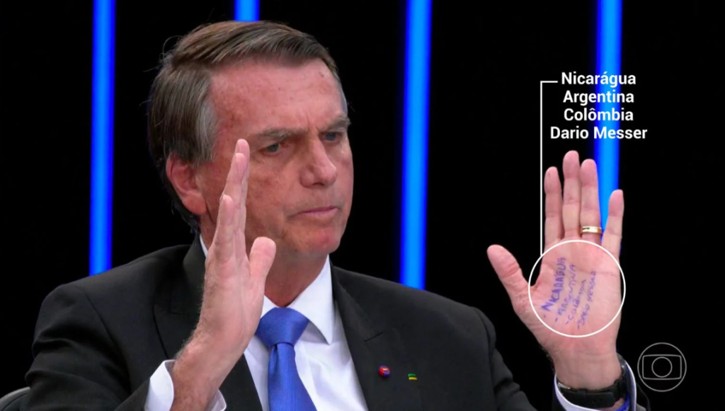Bolsonaro provoca “Globo” com nome de doleiro em cola na mão
