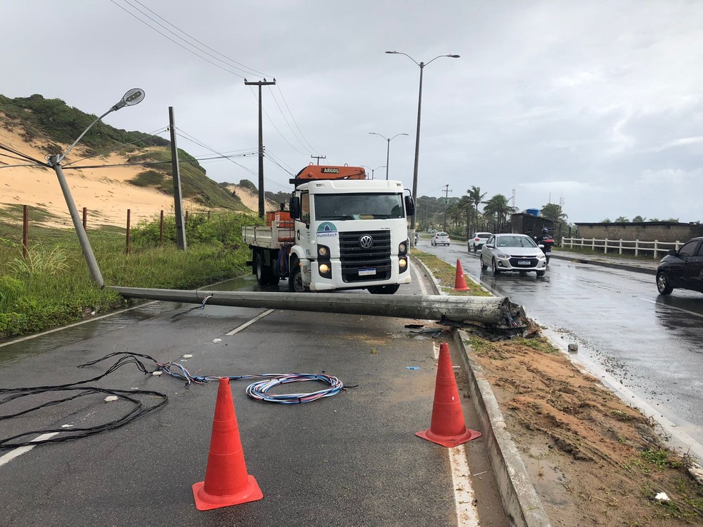 Poste cai após acidente e trecho da Via Costeira é interditado