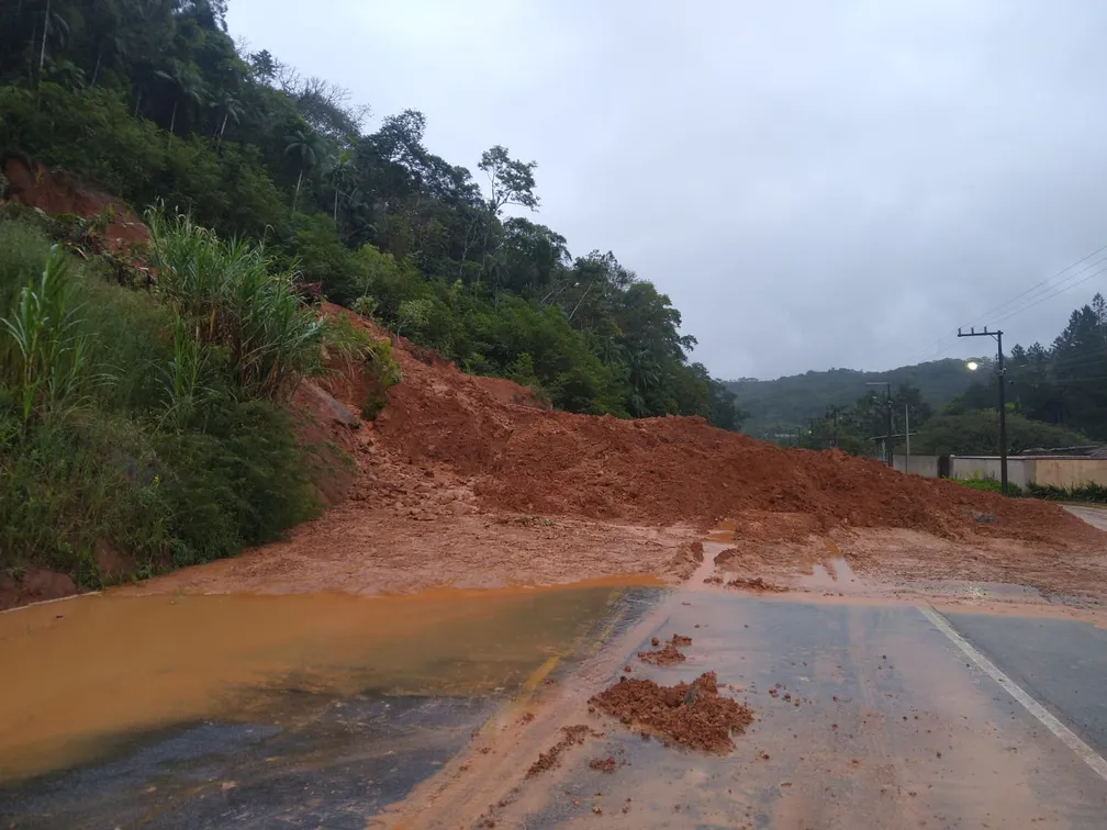 Ciclone causa deslizamentos e queda de estruturas em Santa Catarina