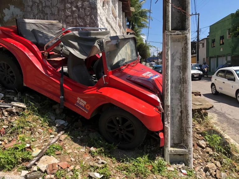 Turista é arremessado de buggy após veículo bater em poste em Natal