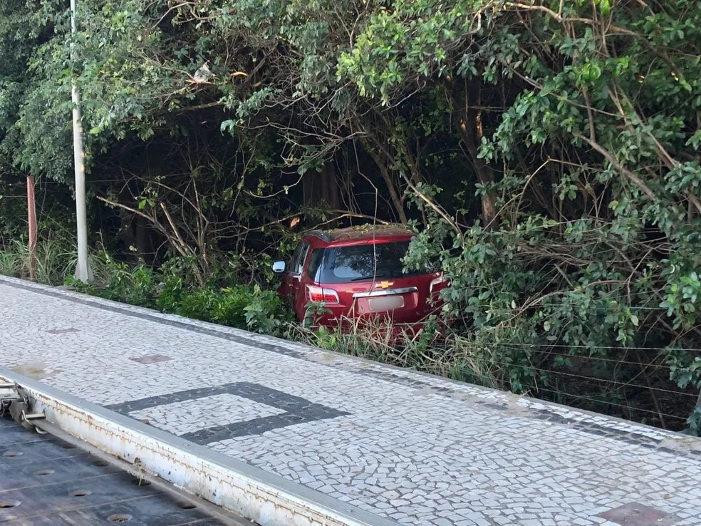 Médico dorme ao volante, carro sai da pista, atravessa calçadão e invade área de mata em Natal