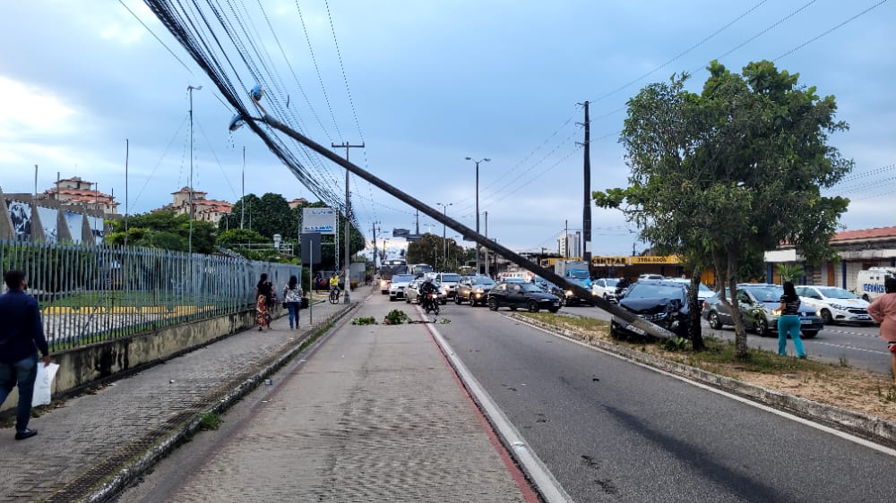 Poste fica preso em fios após ser derrubado por carro