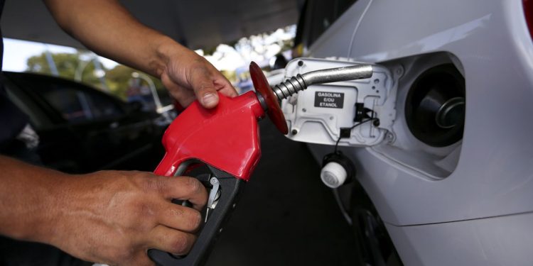 Petrobras anuncia nova redução no preço da gasolina