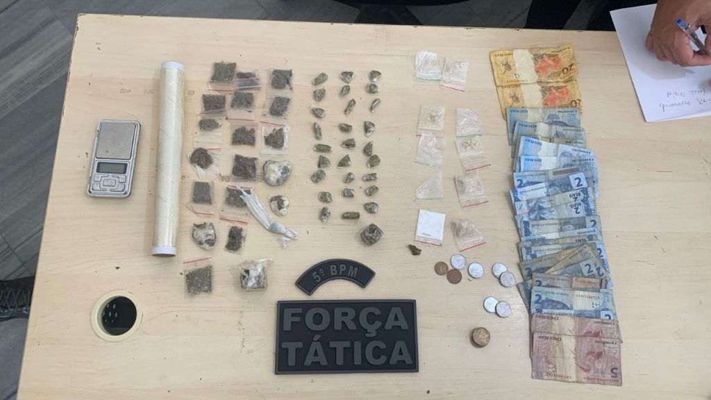 5º Batalhão prende homem com tornozeleira eletrônica traficando drogas na Vila de Ponta Negra