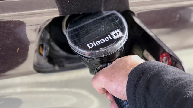 Redução de R$ 0,30 no diesel para distribuidoras passa a valer nesta terça-feira