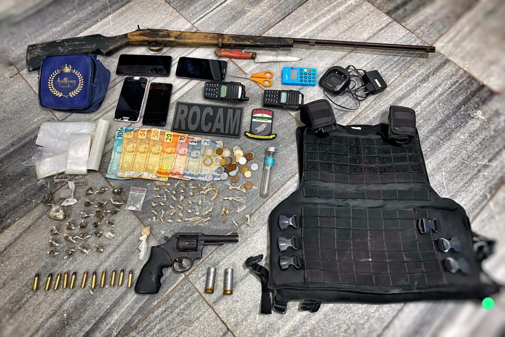 ROCAM prende suspeitos com armas e drogas em Macaíba/RN