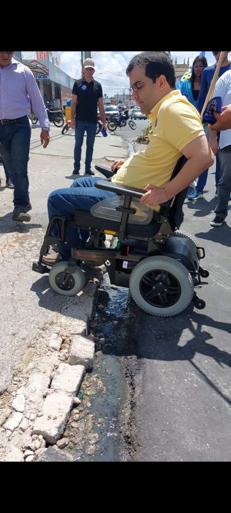 Candidato cadeirante relata dificuldades de transitar em ruas sem acessibilidade, em Macaíba