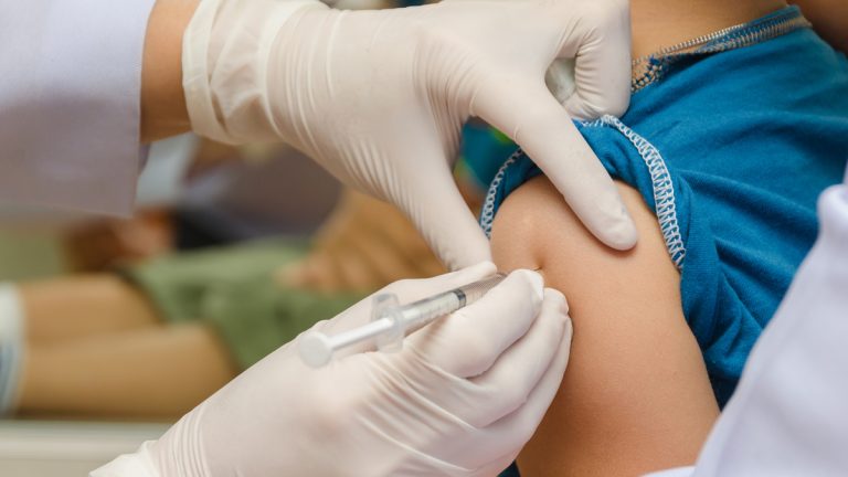 Anvisa aprova vacina da Pfizer contra Covid para crianças entre 6 meses e 4 anos