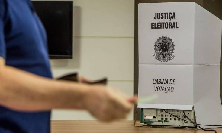 Eleitores com celulares podem ser retirados de cabines por policiais