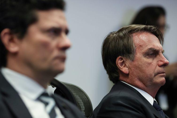 Bolsonaro defende Moro e diz que busca na casa de ex-juiz foi ‘covardia’