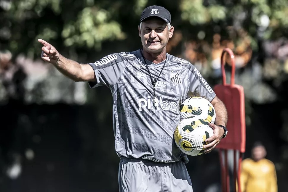 Um dia após ser demitido, técnico brasileiro é anunciado por equipe da Série A