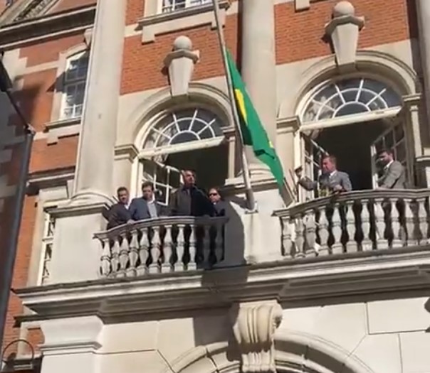 ‘Não tem como a gente não ganhar no primeiro turno’, diz Bolsonaro em Londres