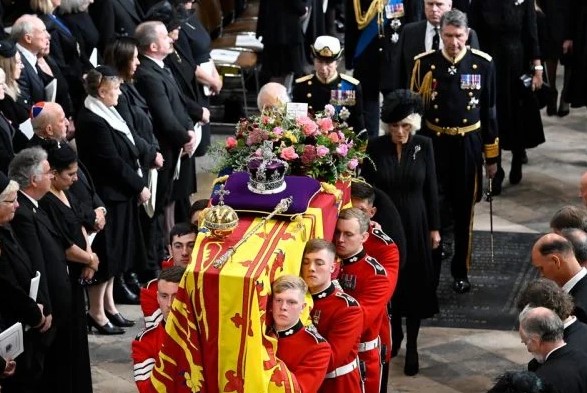 Rei Charles deixou recado comovente no caixão da rainha Elizabeth II