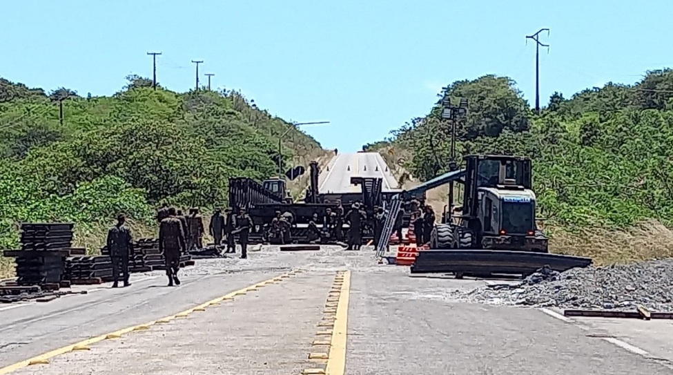 Exército instala ponte provisória para liberar fluxo em trecho com cratera na BR-101, na Grande Natal