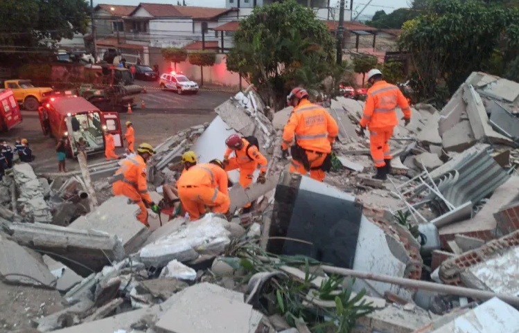 Prédio de cinco andares desaba e mata uma pessoa em MG