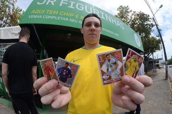 Febre das figurinhas antecipa o clima de Copa do Mundo em Natal