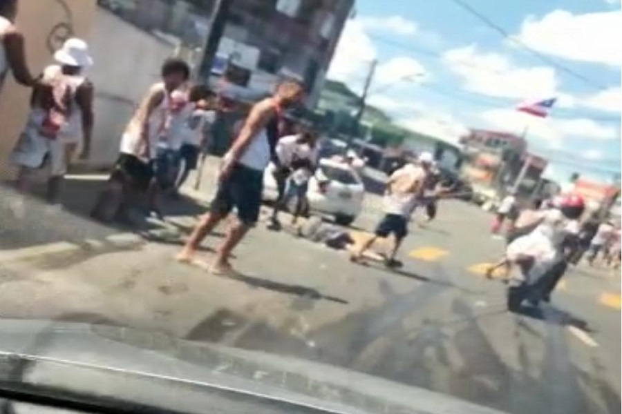 Torcedores do Bahia e Vitória brigam e deixam feridos em Salvador/BA