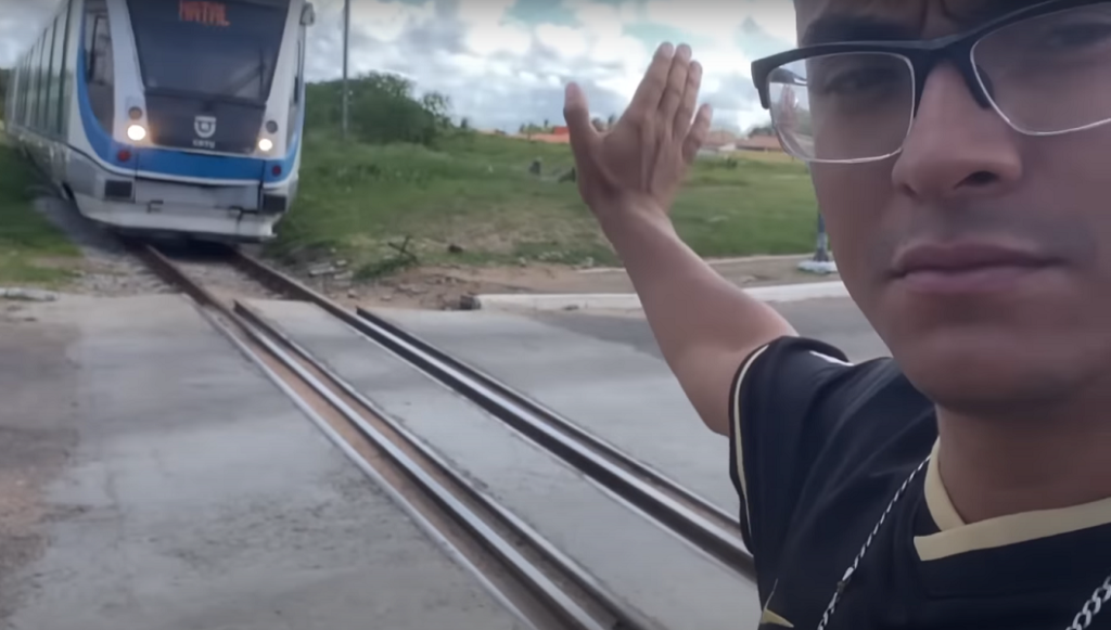Humorista natalense grava vídeo ‘parando’ trem e tem conta derrubada em rede social