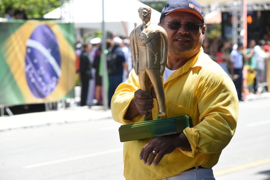 Homem traz estátua de Bolsonaro para desfile do 7 de setembro em Natal