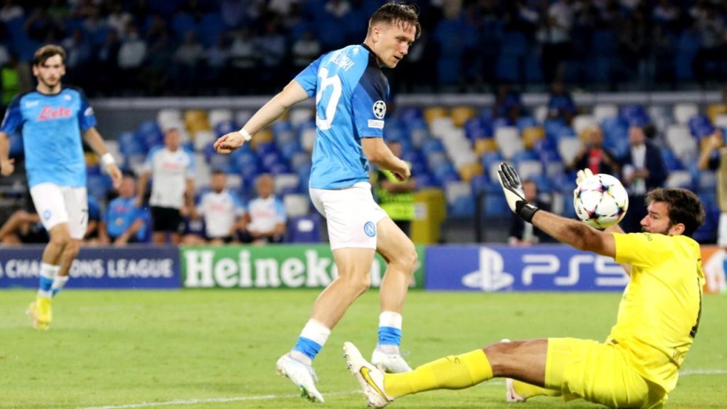 Alisson defende pênalti, mas Liverpool leva goleada vexatória e ‘olé’ do Napoli