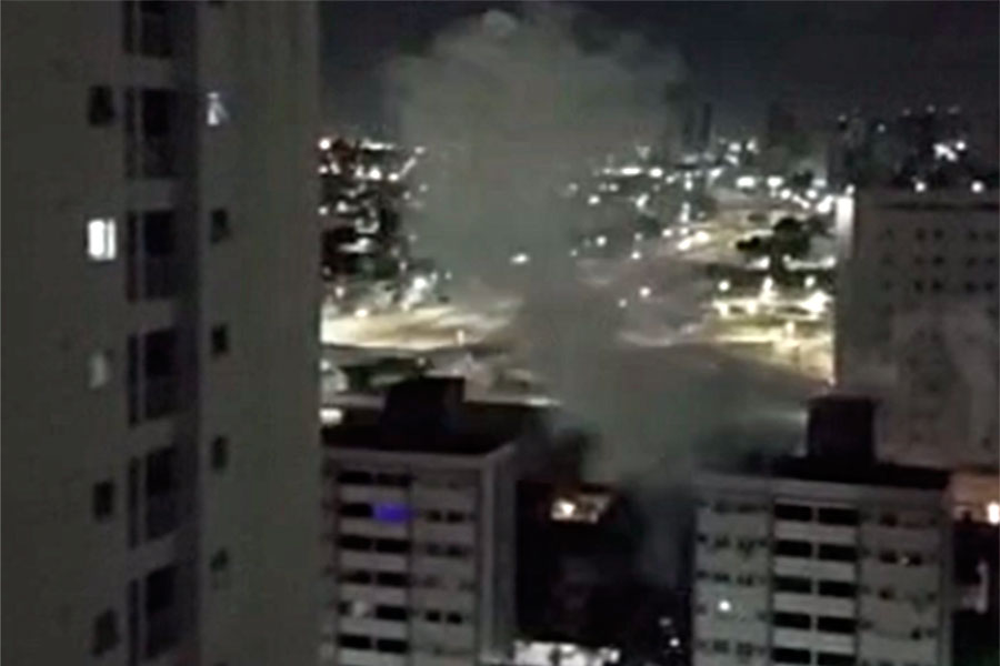 Grupo faz queima de fogos na madrugada próximo a hotel onde está hospedado elenco do Vitória; vídeo
