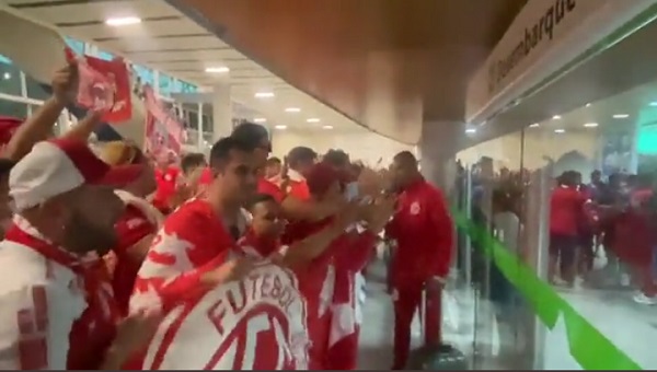 Torcedores recebem América em festa após vitória fora de casa contra o São Bernardo/SP