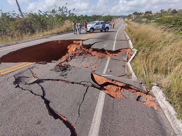 Cratera se abre em BR-101, caminhão fica preso e acesso entre Natal e Extremoz fica bloqueado