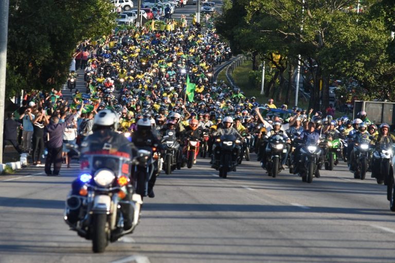Bolsonaro convoca motociatas no País na véspera da votação