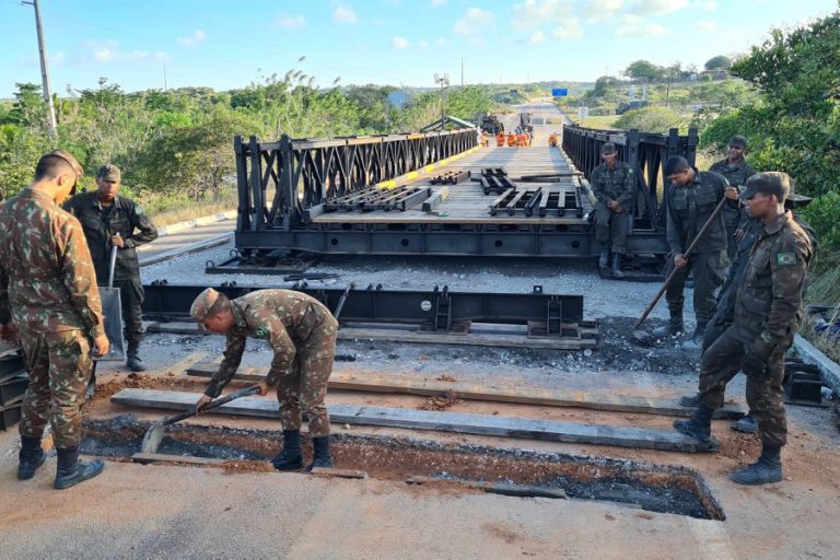 Obras para fechar cratera na BR-101 devem durar três meses