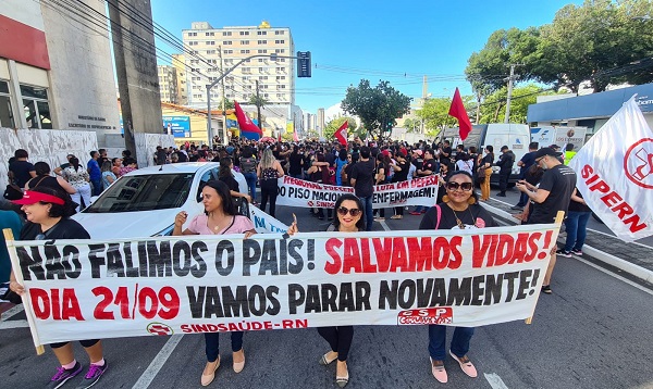 Profissionais da enfermagem fazem passeata de protesto pelo Centro de Natal