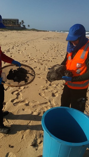 Defesa Civil recolhe aproximadamente 20 kg de resíduos de óleo em praia na Via Costeira