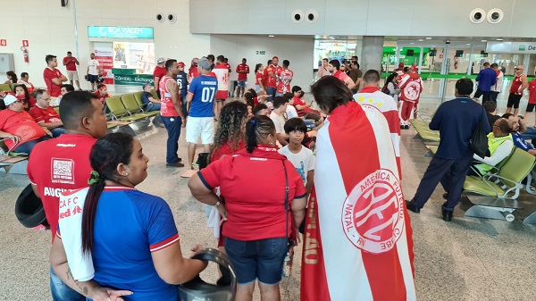 Após título da Série D, torcida recebe América com festa no aeroporto