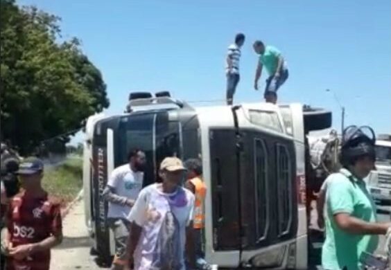 Carreta com carregamento de carne tomba em trecho da BR-226, na Grande Natal