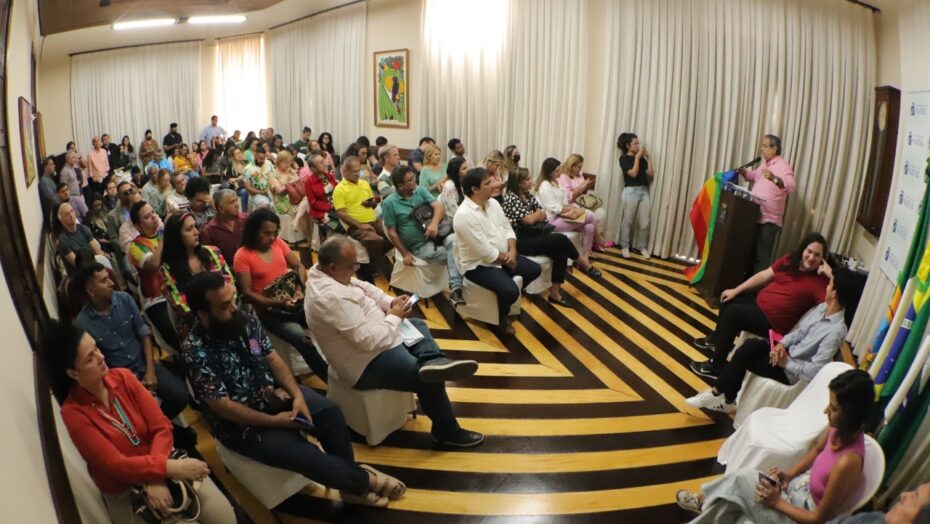 Prefeito Álvaro Dias empossa membros do Conselho LGBT de Natal